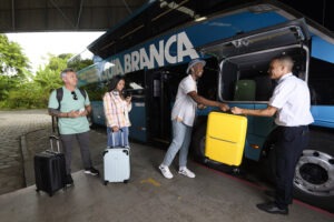 passageiros embarcando no ônibus Águia Branca