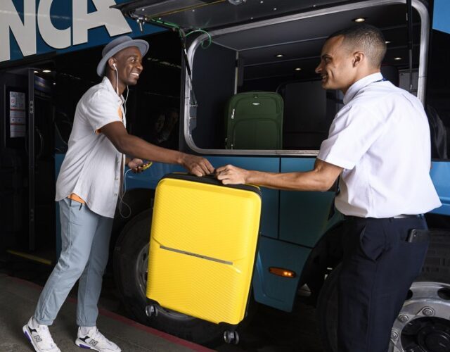 passageiros embarcando no ônibus Águia Branca